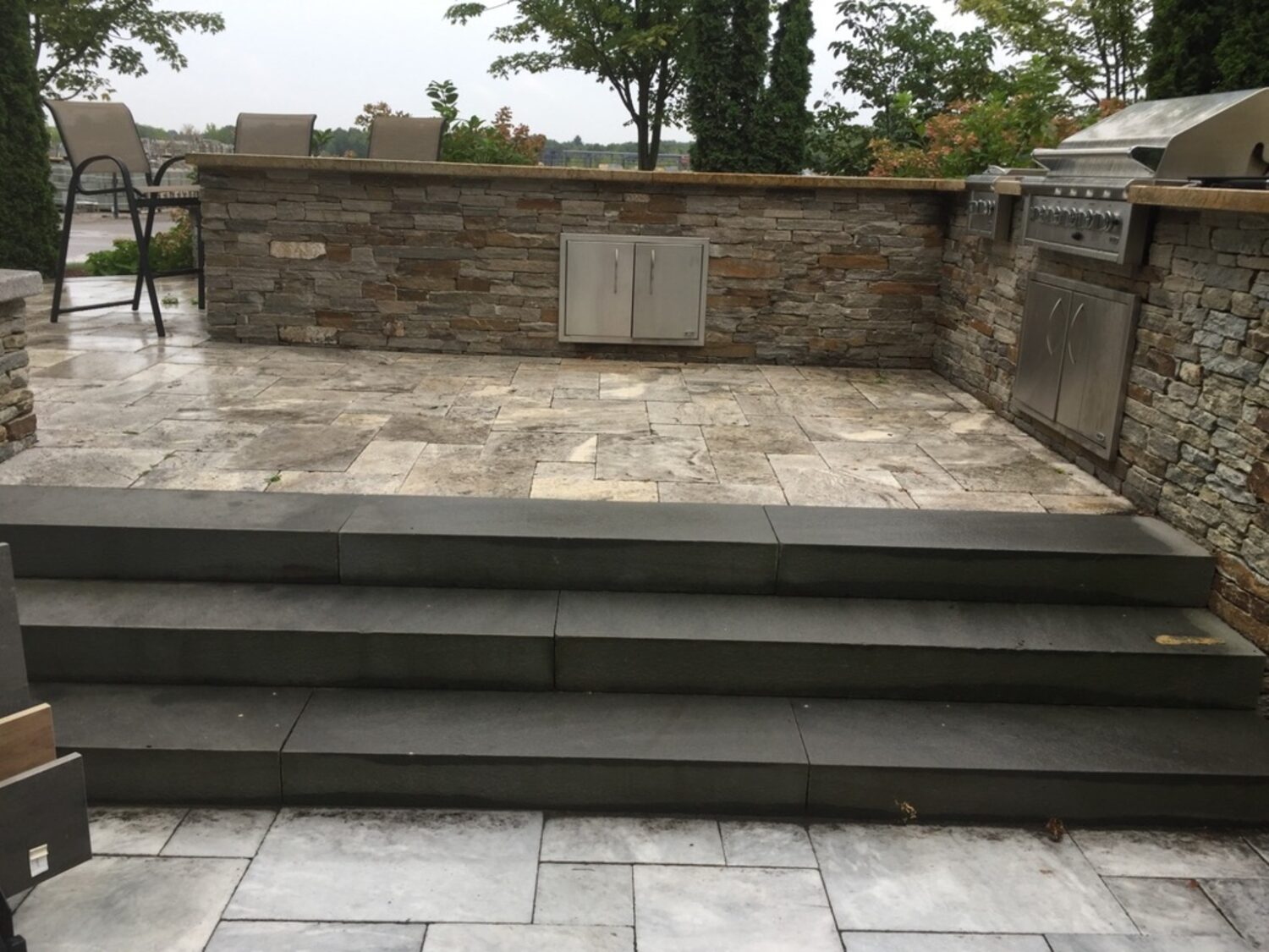 Outdoor kitchen with bluestone steps