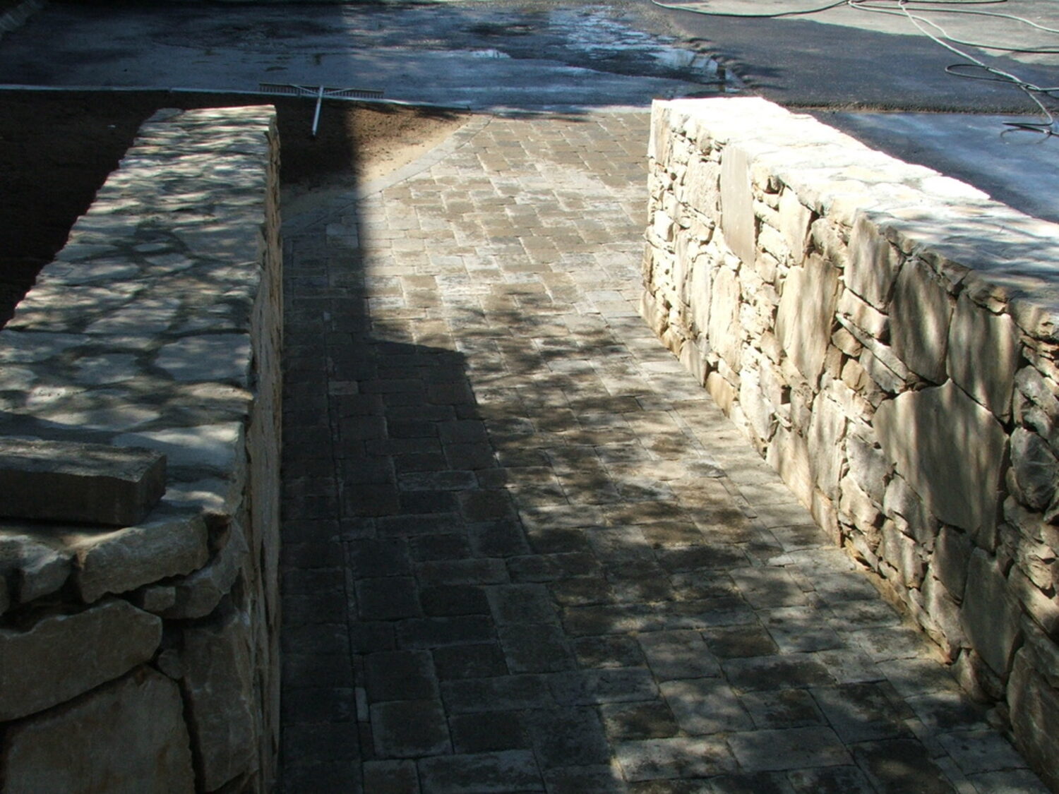Fieldstone retaining wall